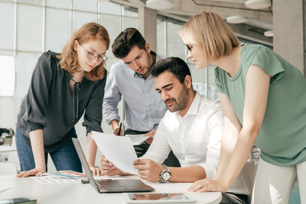 A group of employees collaborate together in a meeting